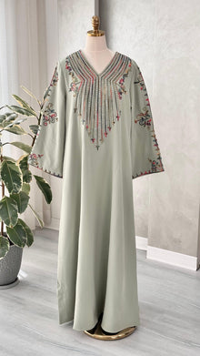 فستان نسائي مطرز