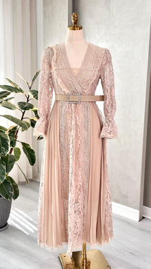 فستان نسائي