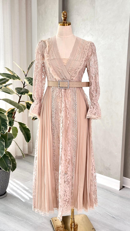 فستان نسائي