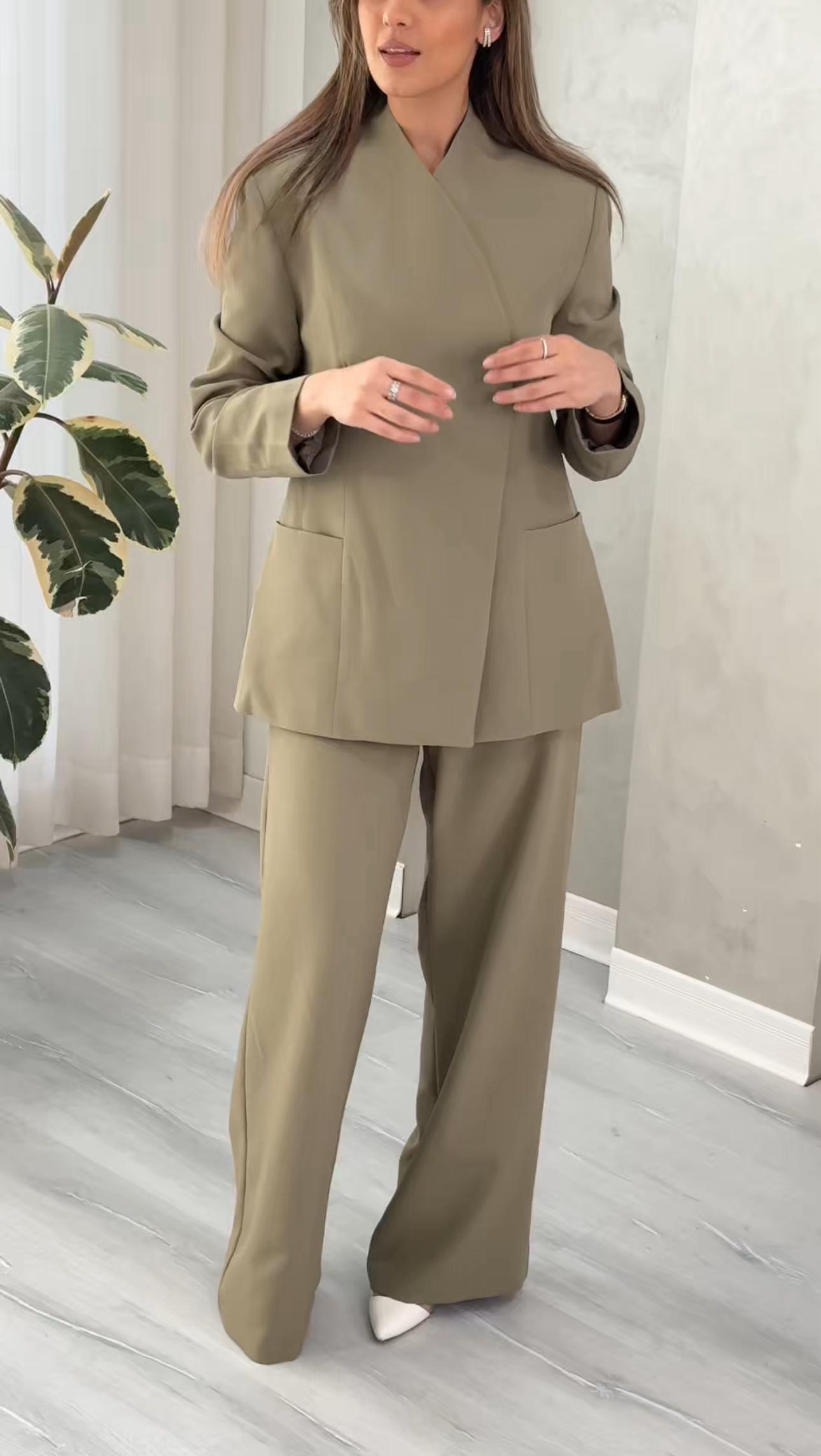 بدلة نسائي زر جانبي