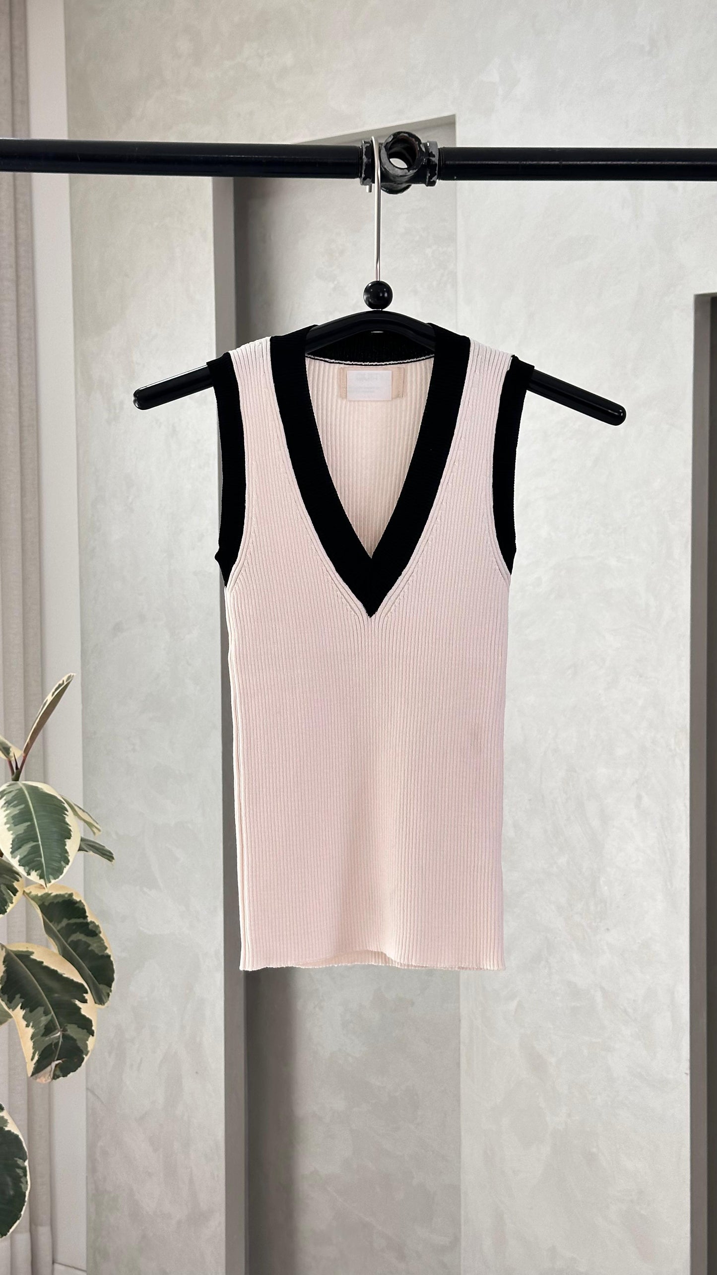 توب نسائي بحواف من الرقبة والاكمام