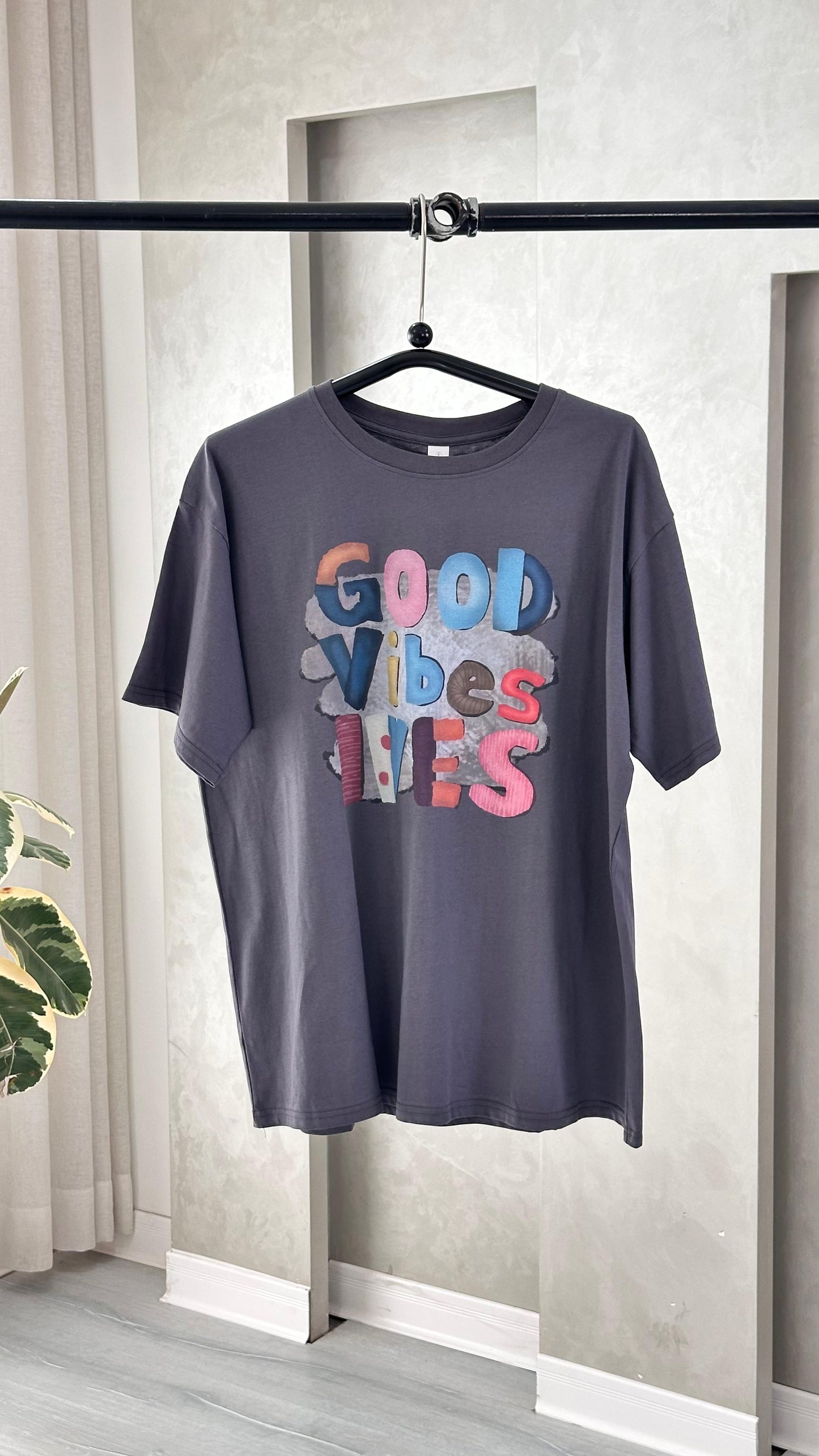 تيشرت نسائي بطبعة ملونة