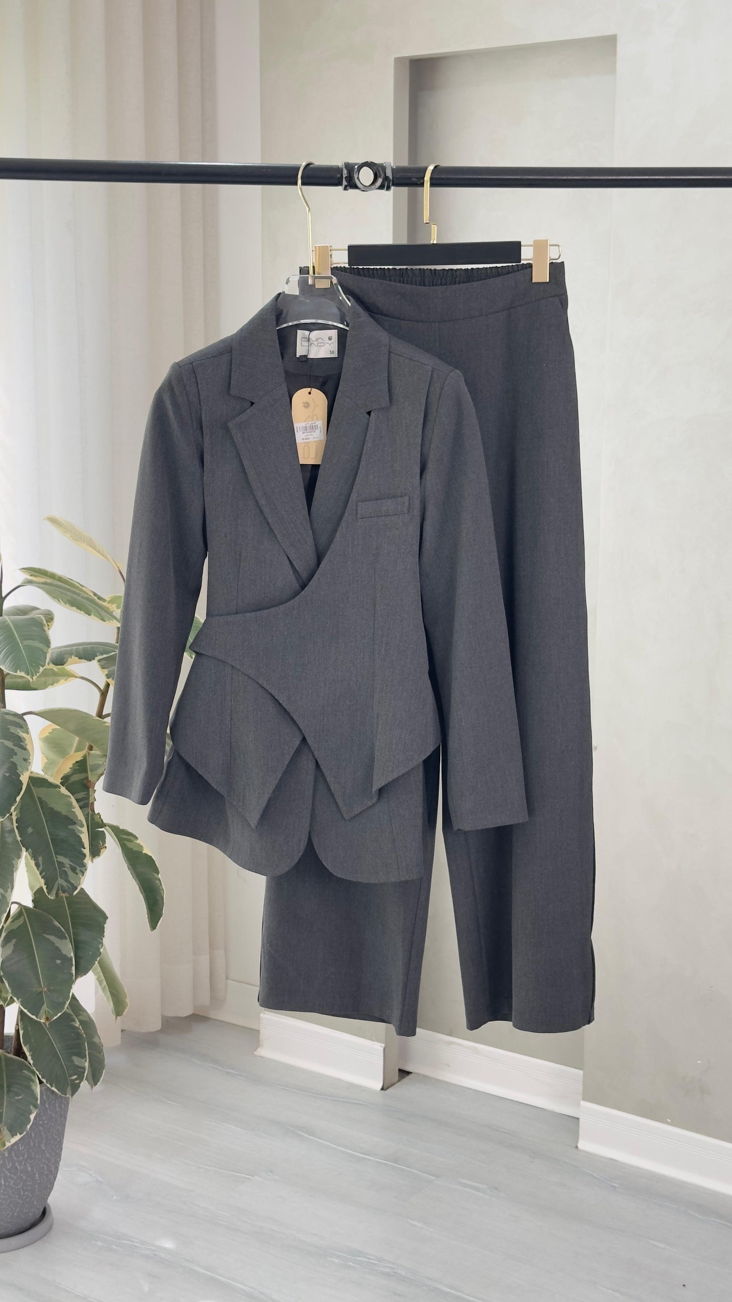 بدلة نسائى بقصة انثوية