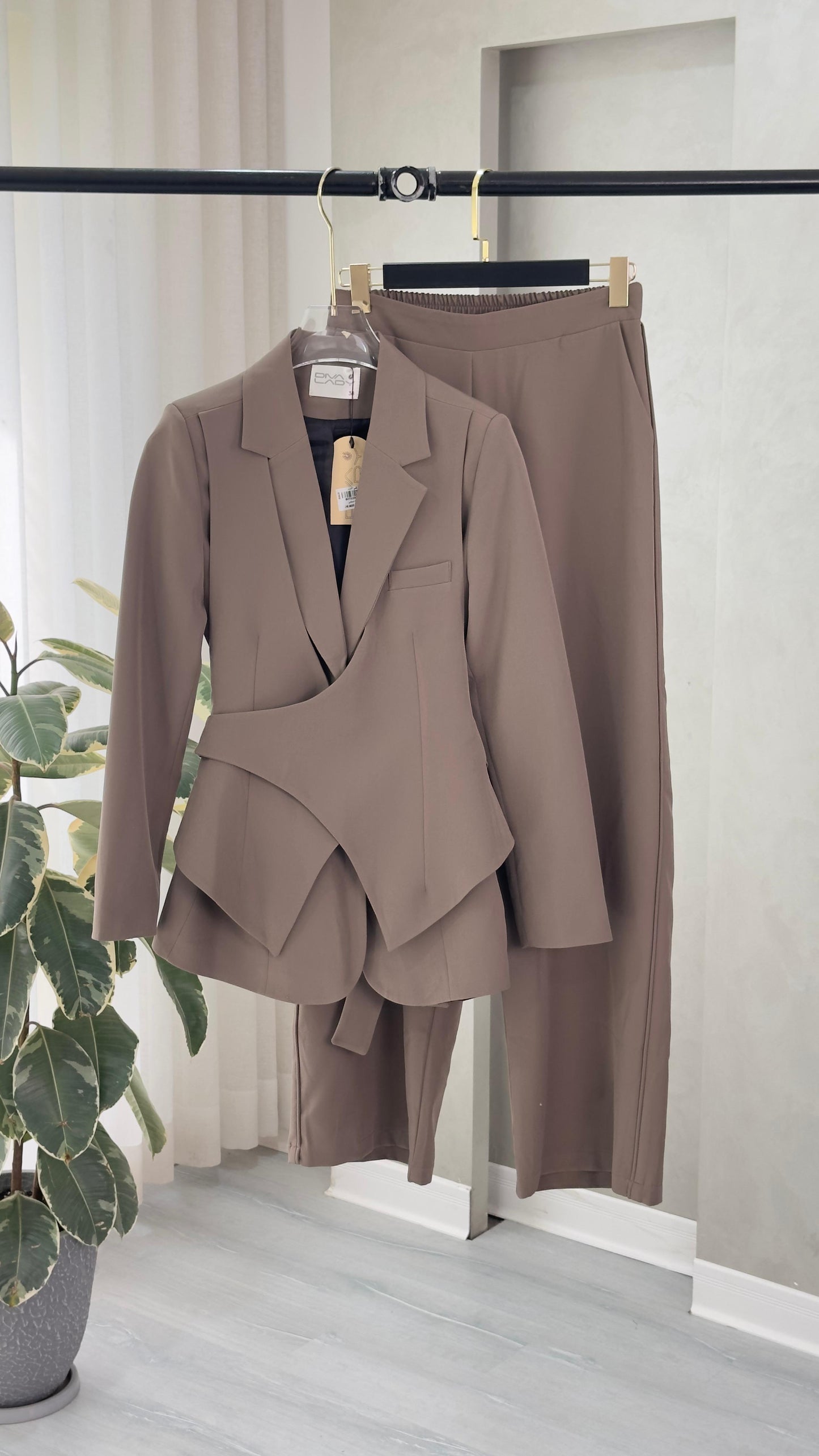 بدلة نسائى بقصة انثوية