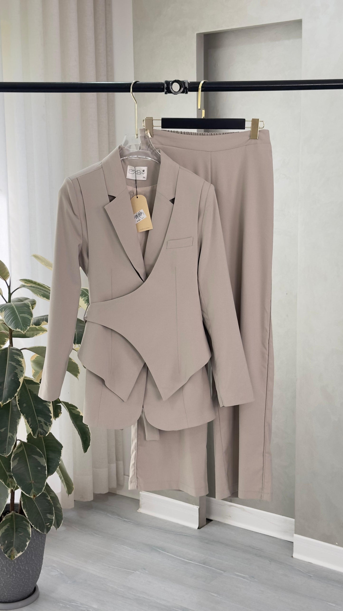 بدلة نسائى بقصة انثوية