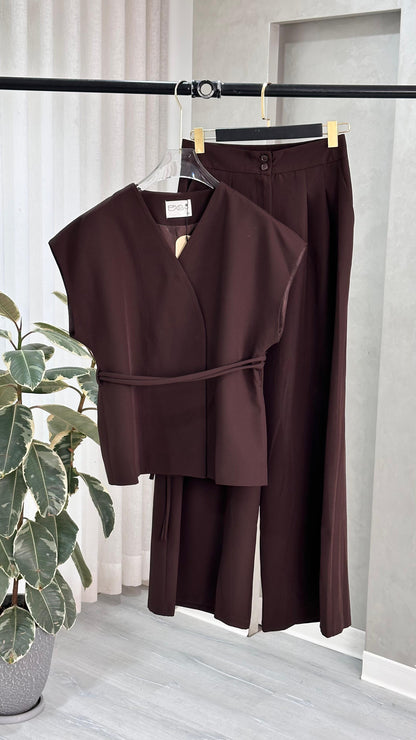 بدلة نسائي من غير اكمام