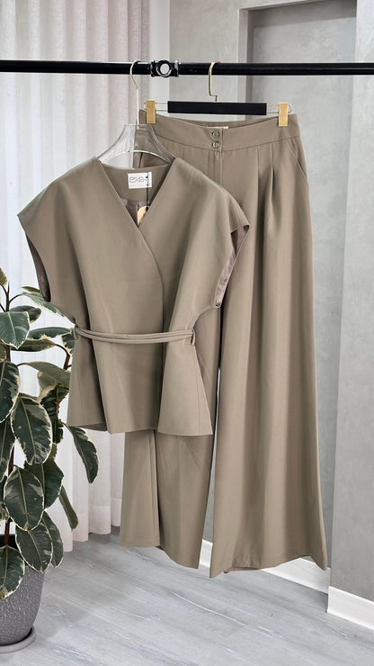 بدلة نسائي من غير اكمام