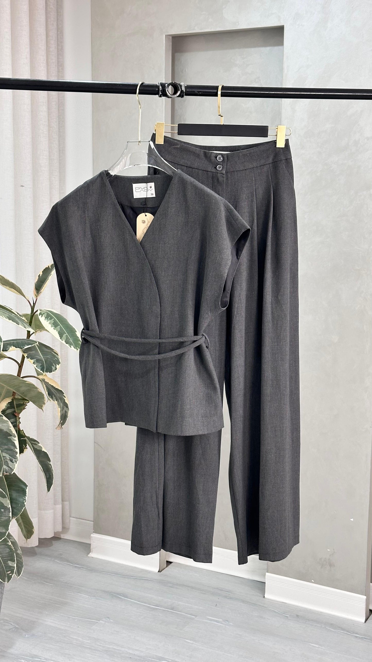 بدلة نسائي من غير اكمام