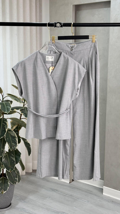 بدلة نسائي من غير اكمام