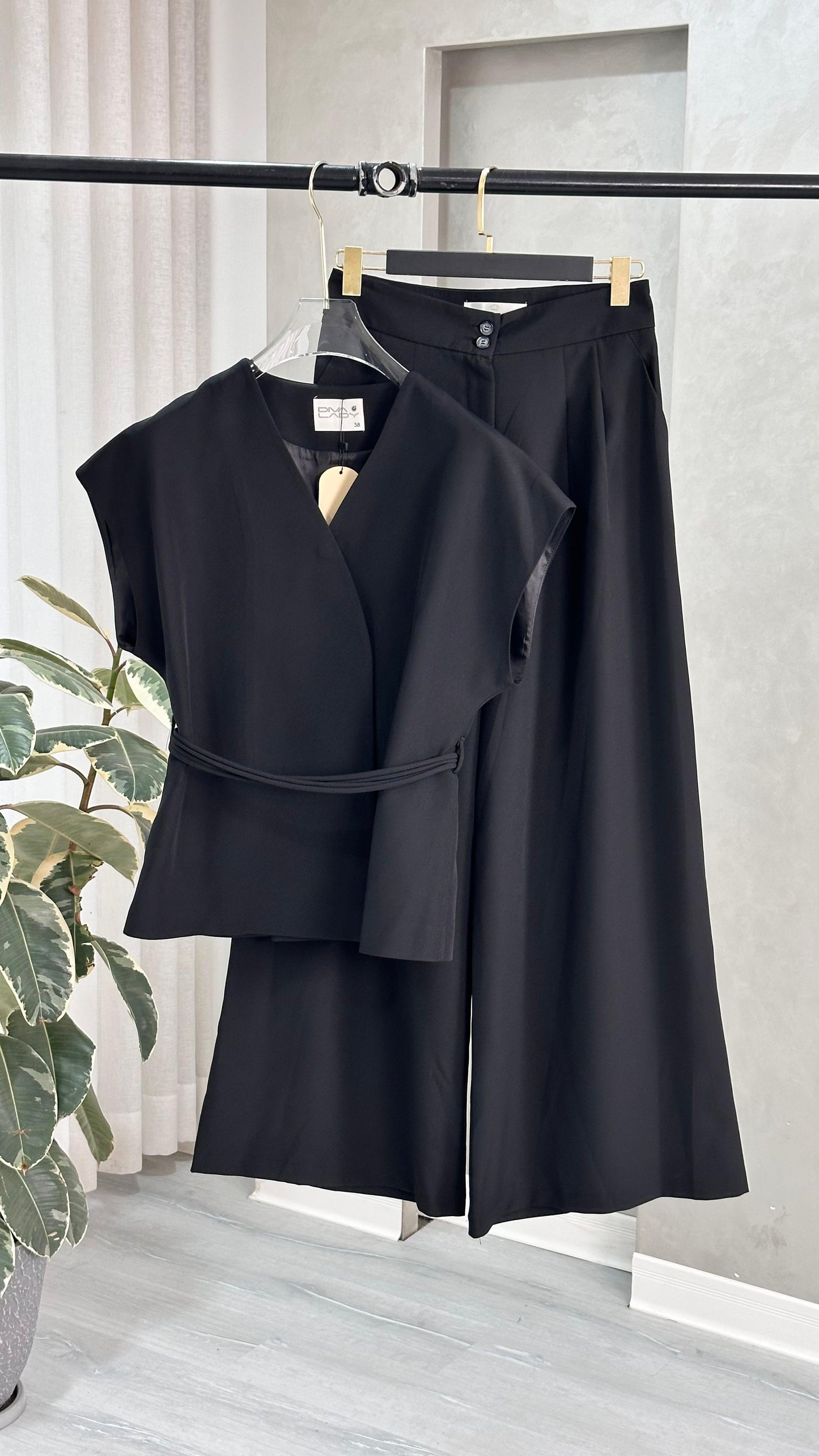 بدلة نسائي من غير اكمام