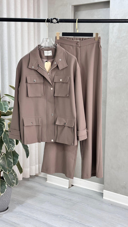 بدلة نسائي بجيوب كبيرة