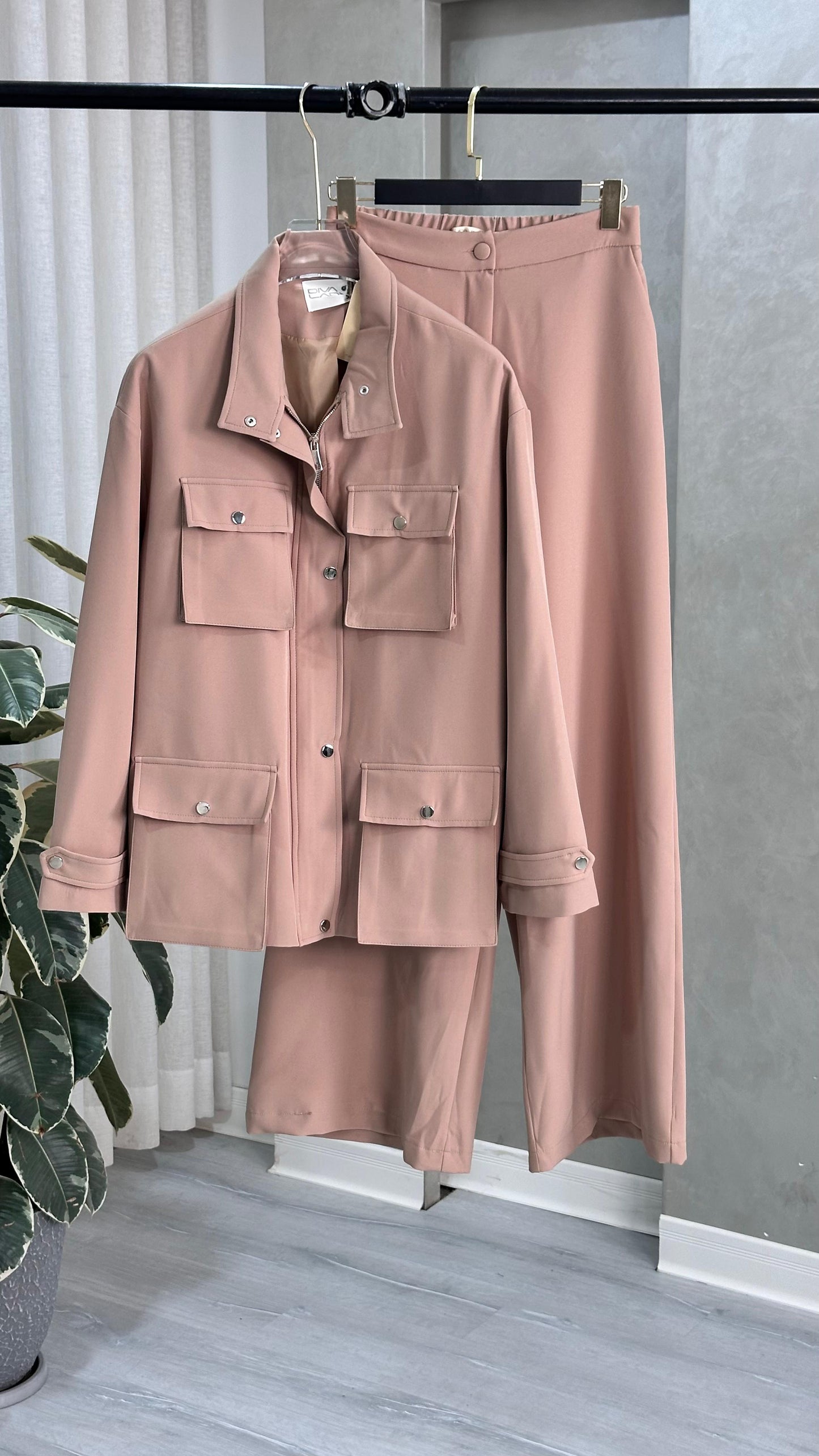 بدلة نسائي بجيوب كبيرة