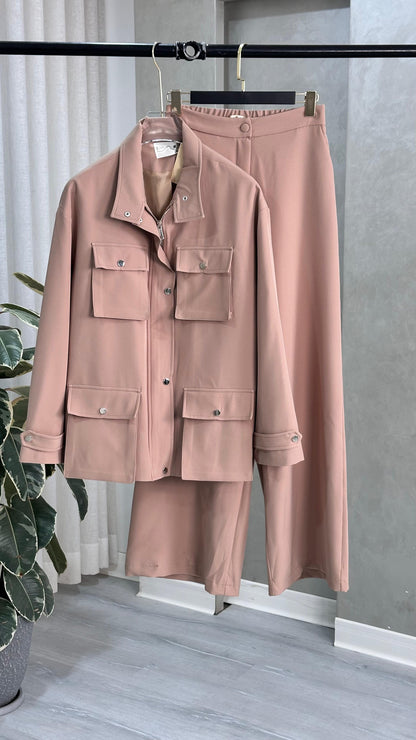 بدلة نسائي بجيوب كبيرة