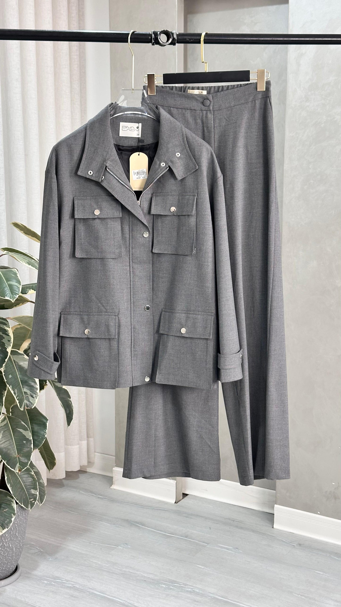 بدلة نسائي بجيوب كبيرة