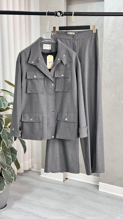 بدلة نسائي بجيوب كبيرة