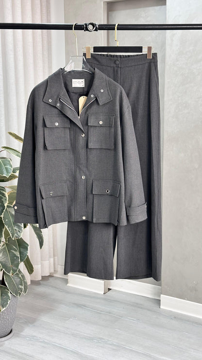 بدلة نسائي بجيوب كبيرة