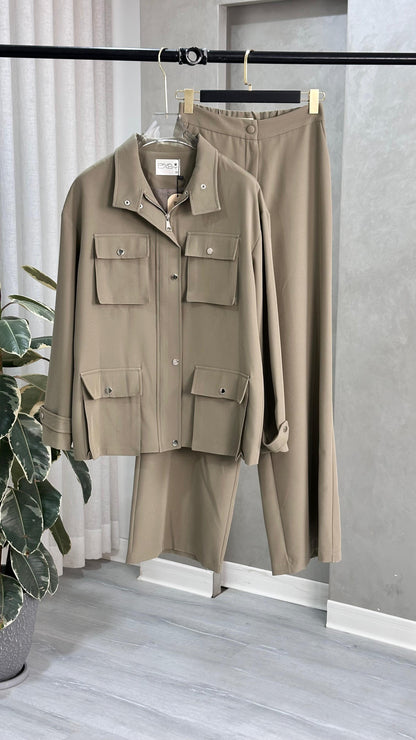 بدلة نسائي بجيوب كبيرة