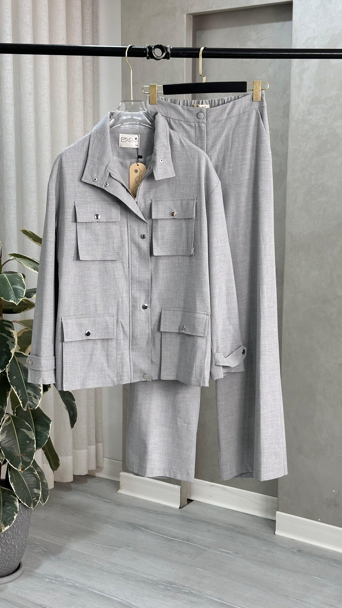 بدلة نسائي بجيوب كبيرة