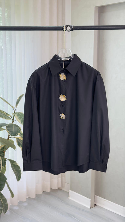 قميص نسائي بازرار كبيرة