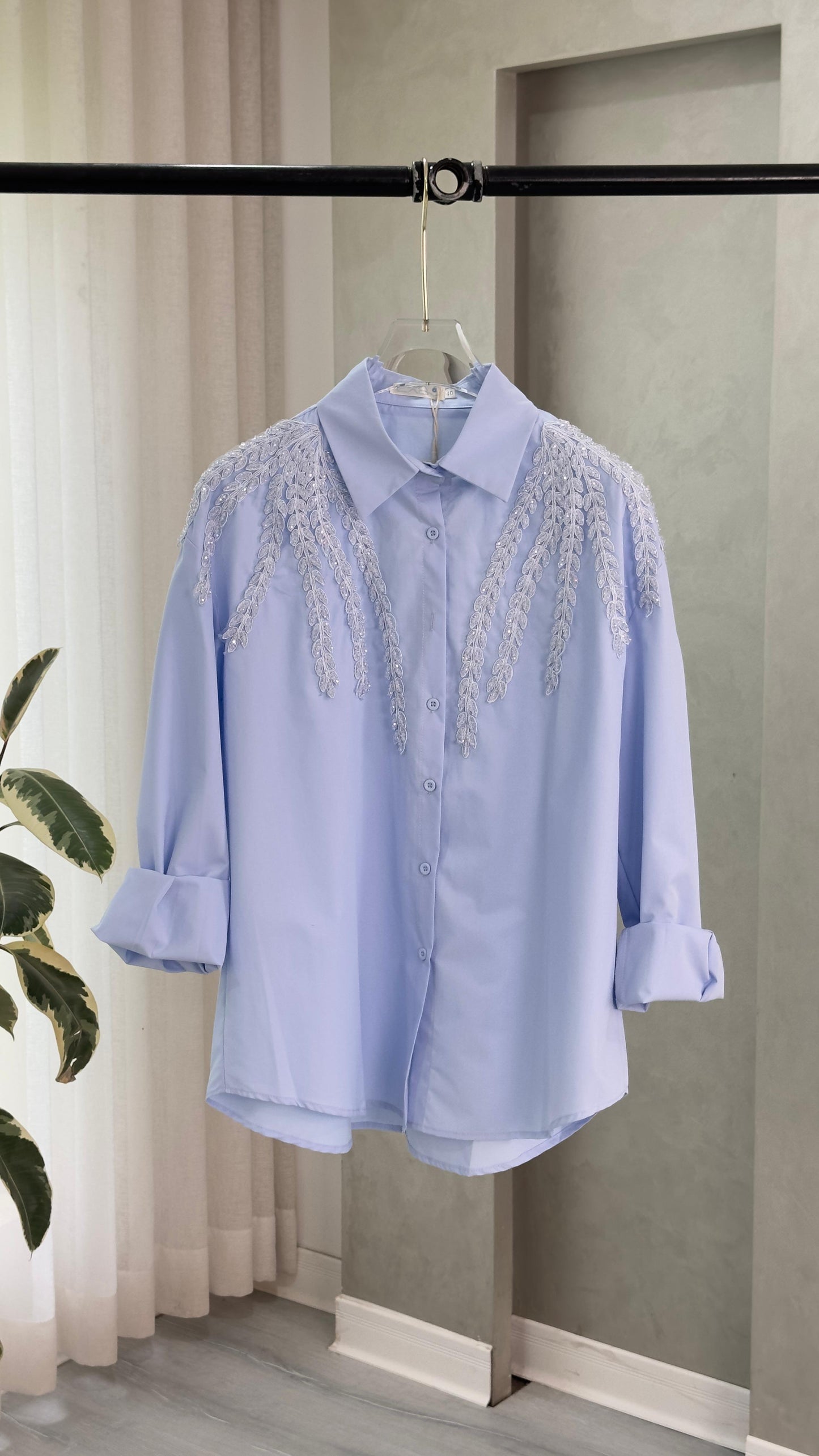 قميص نسائي مطرز من الصدر