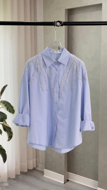 قميص نسائي مطرز من الصدر