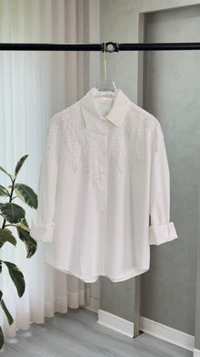 قميص نسائي مطرز من الصدر