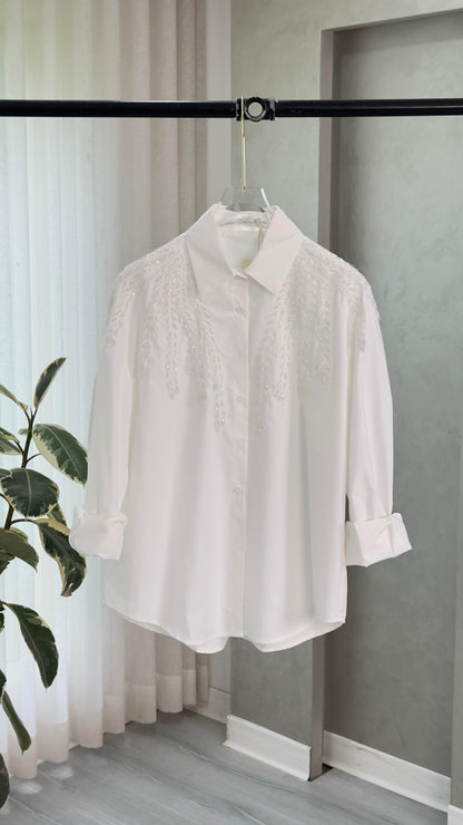 قميص نسائي مطرز من الصدر