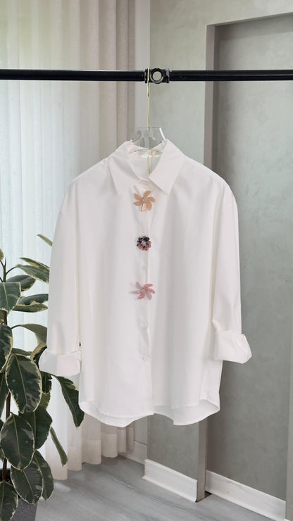 قميص نسائي بازرار مختلفة