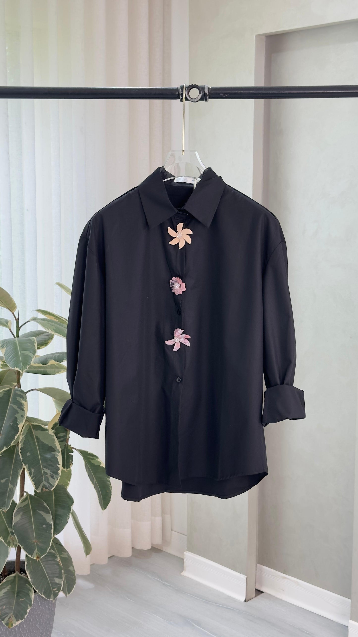 قميص نسائي بازرار مختلفة