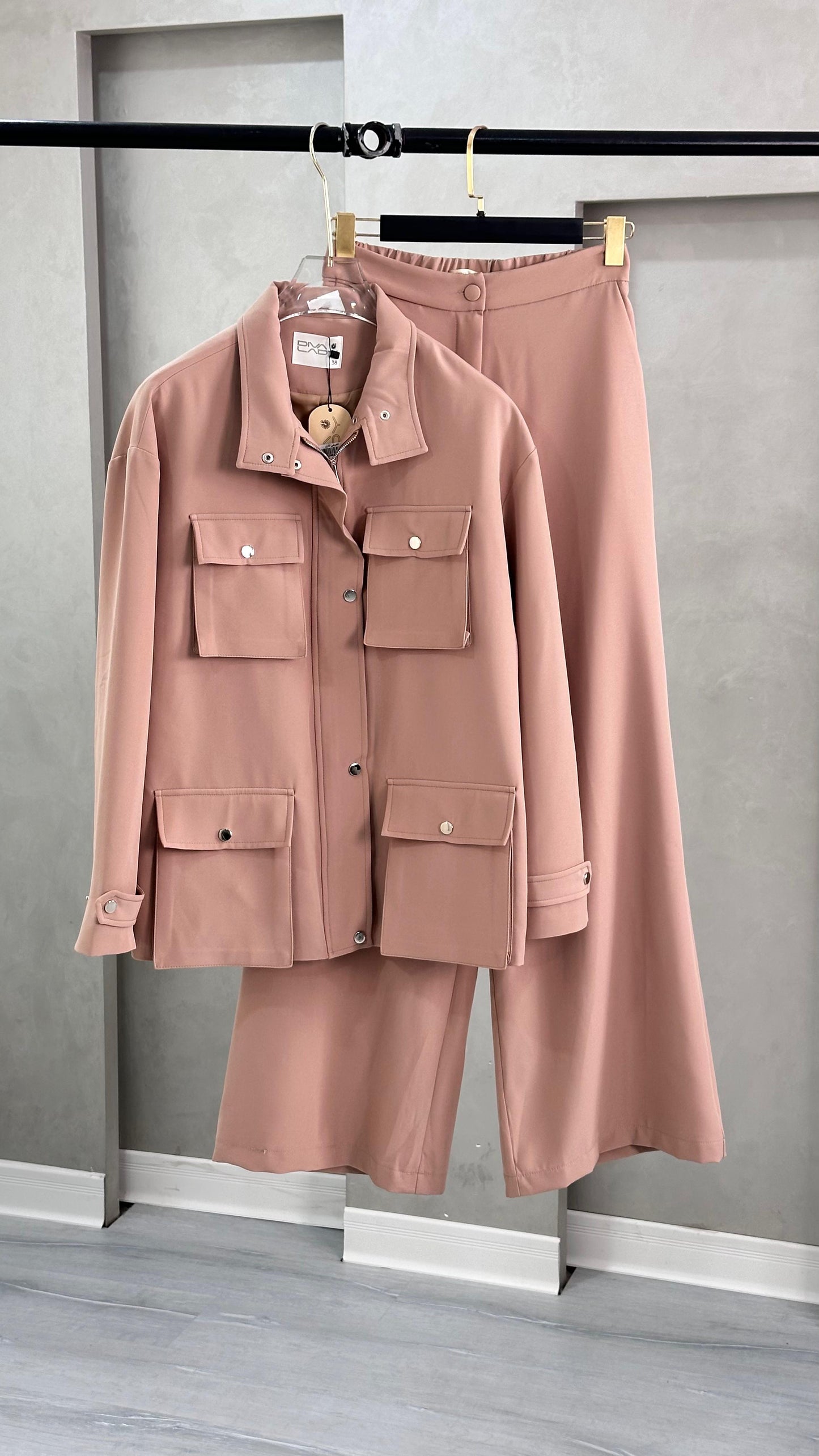 بدلة نسائي بجيوب كبيرة