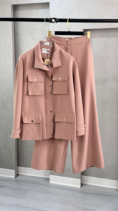 بدلة نسائي بجيوب كبيرة