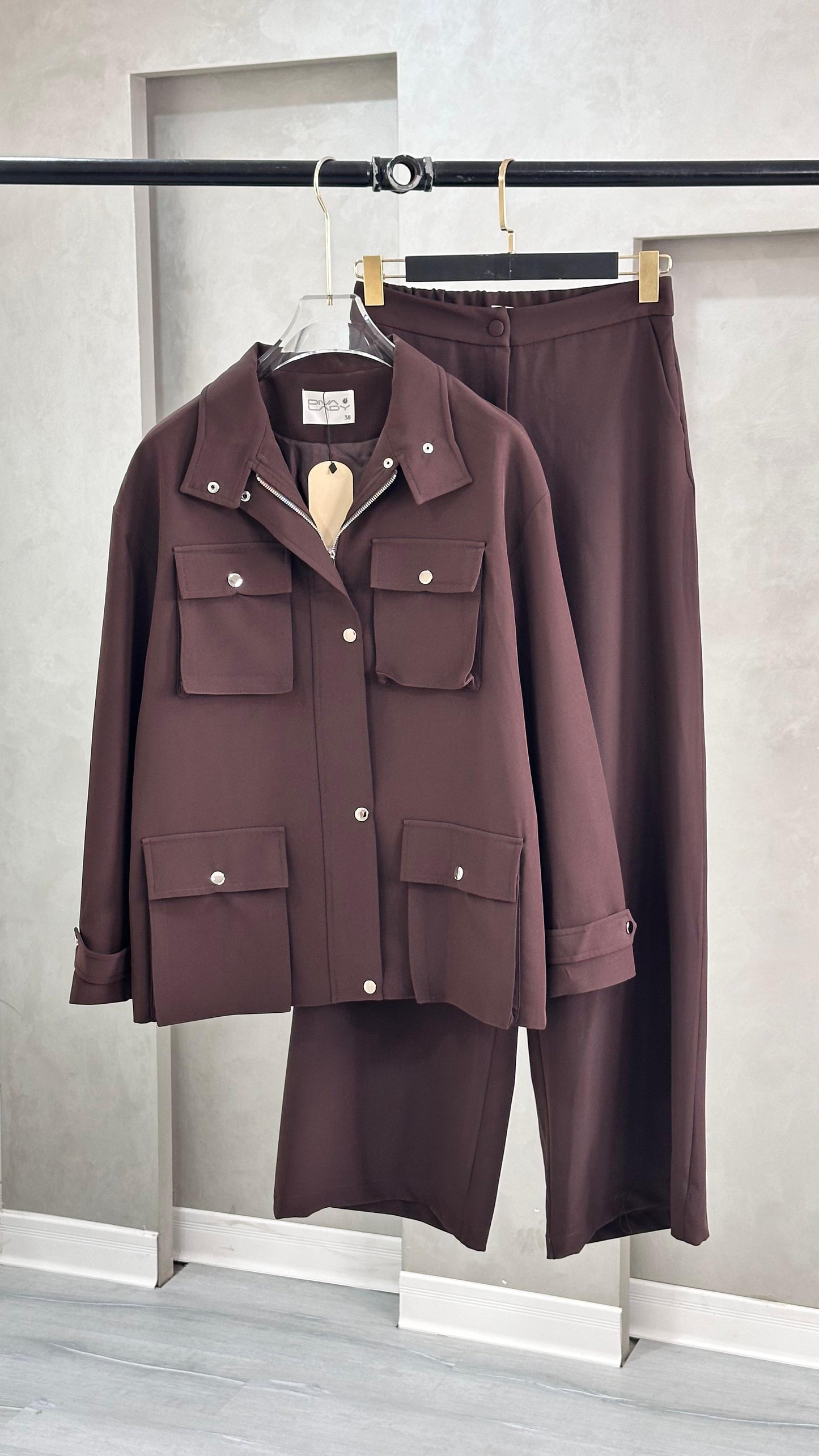 بدلة نسائي بجيوب كبيرة