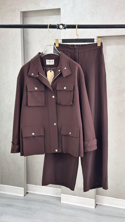 بدلة نسائي بجيوب كبيرة