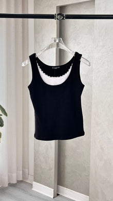 توب نسائي بتصميم من الرقبة