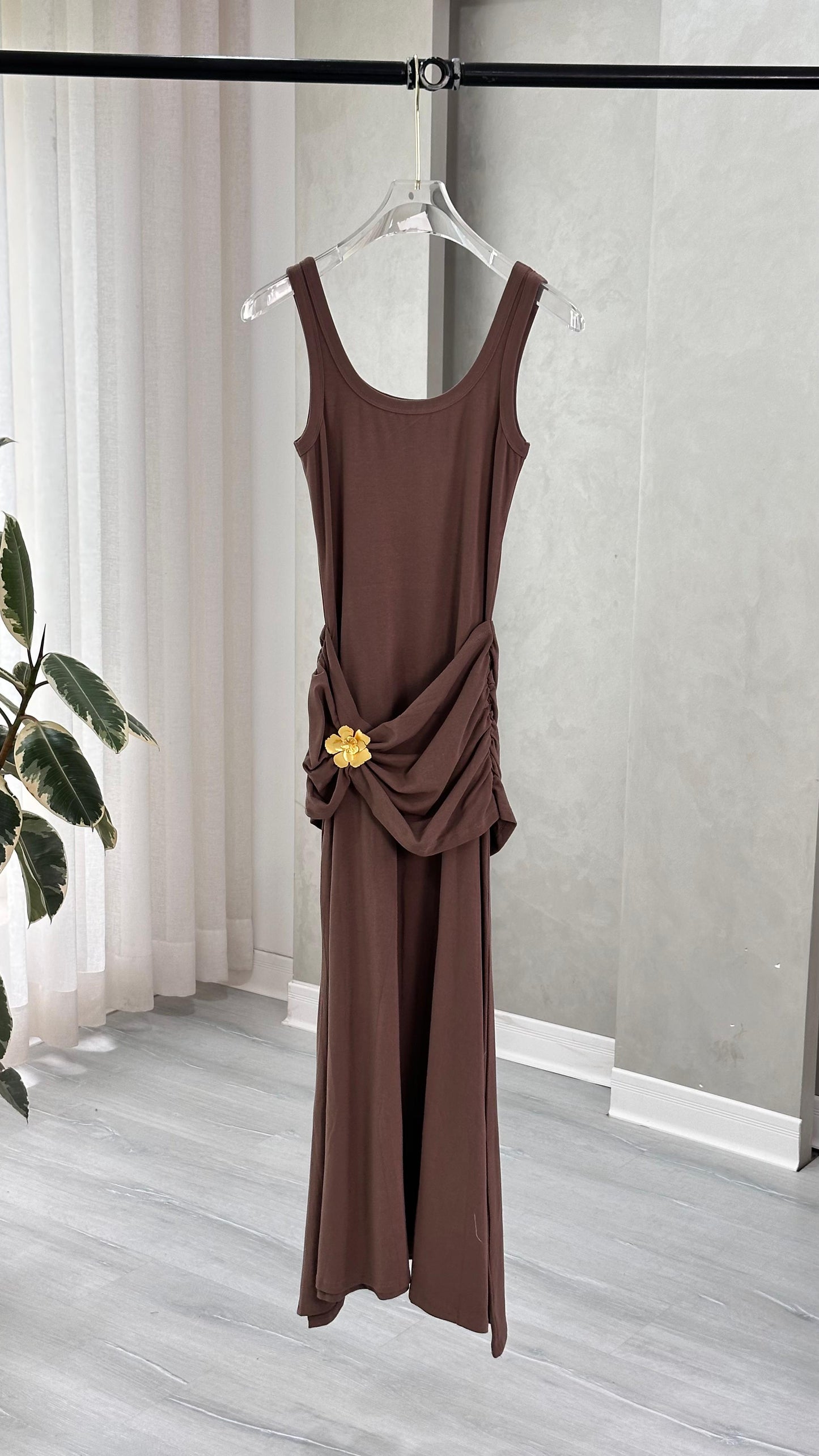 فستان بكسرات نهاية الخصر