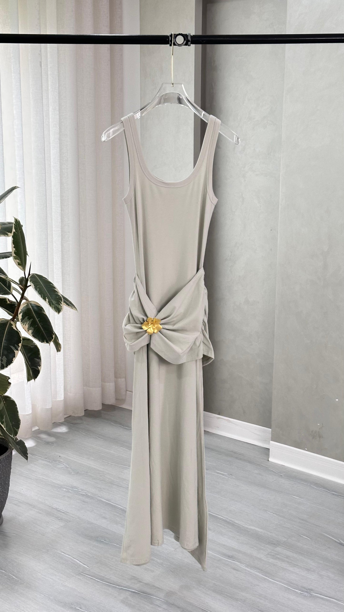 فستان بكسرات نهاية الخصر