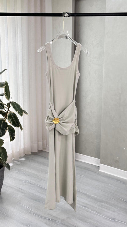 فستان بكسرات نهاية الخصر