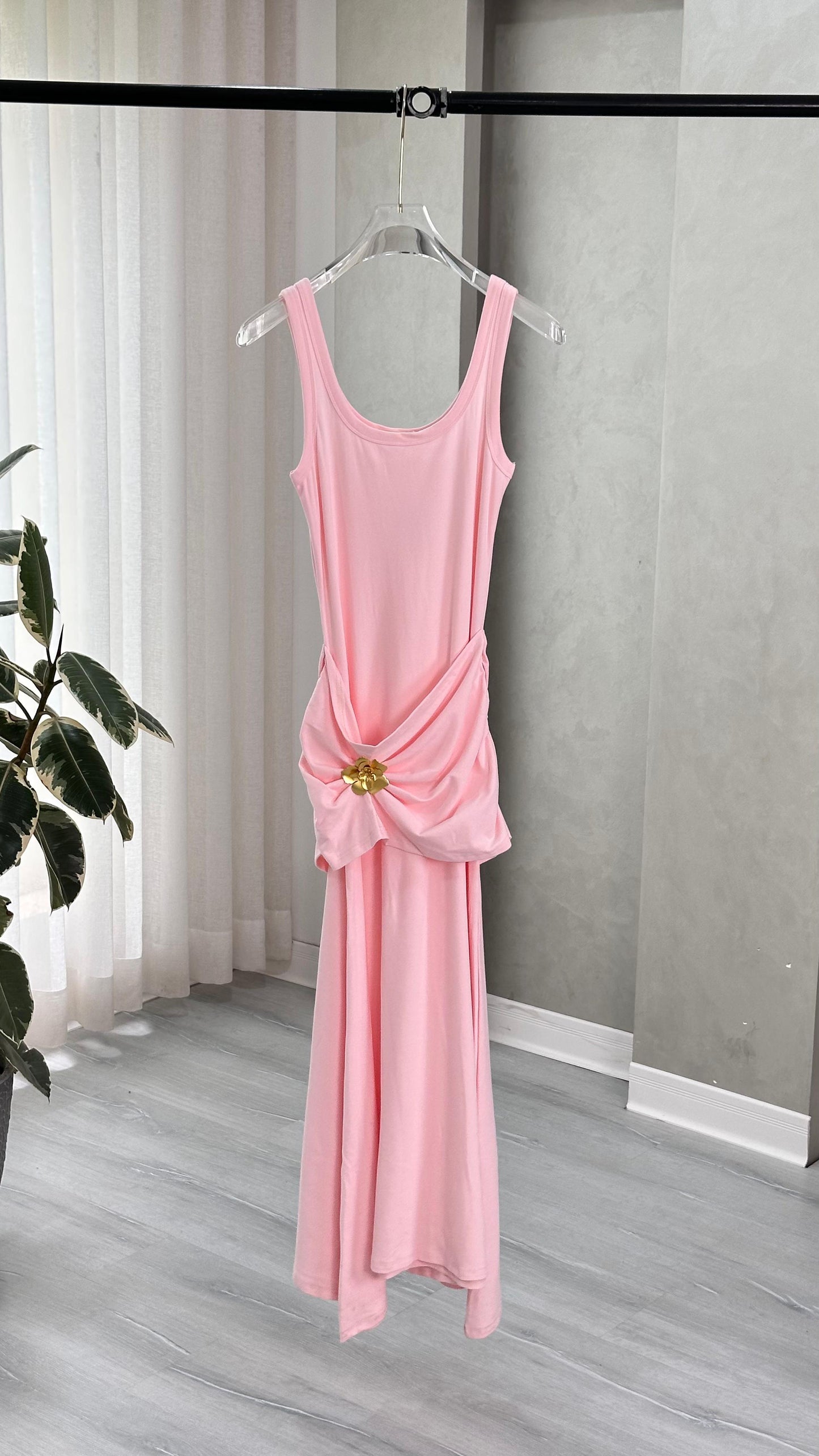 فستان بكسرات نهاية الخصر