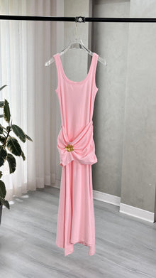 فستان بكسرات نهاية الخصر