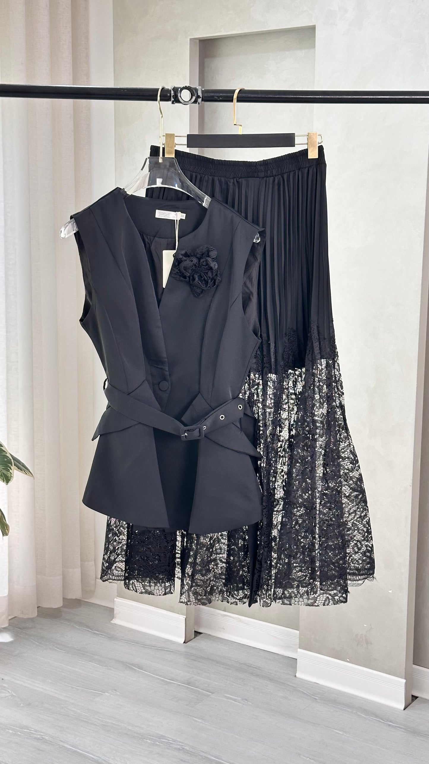 بدلة تنورة دانتيل