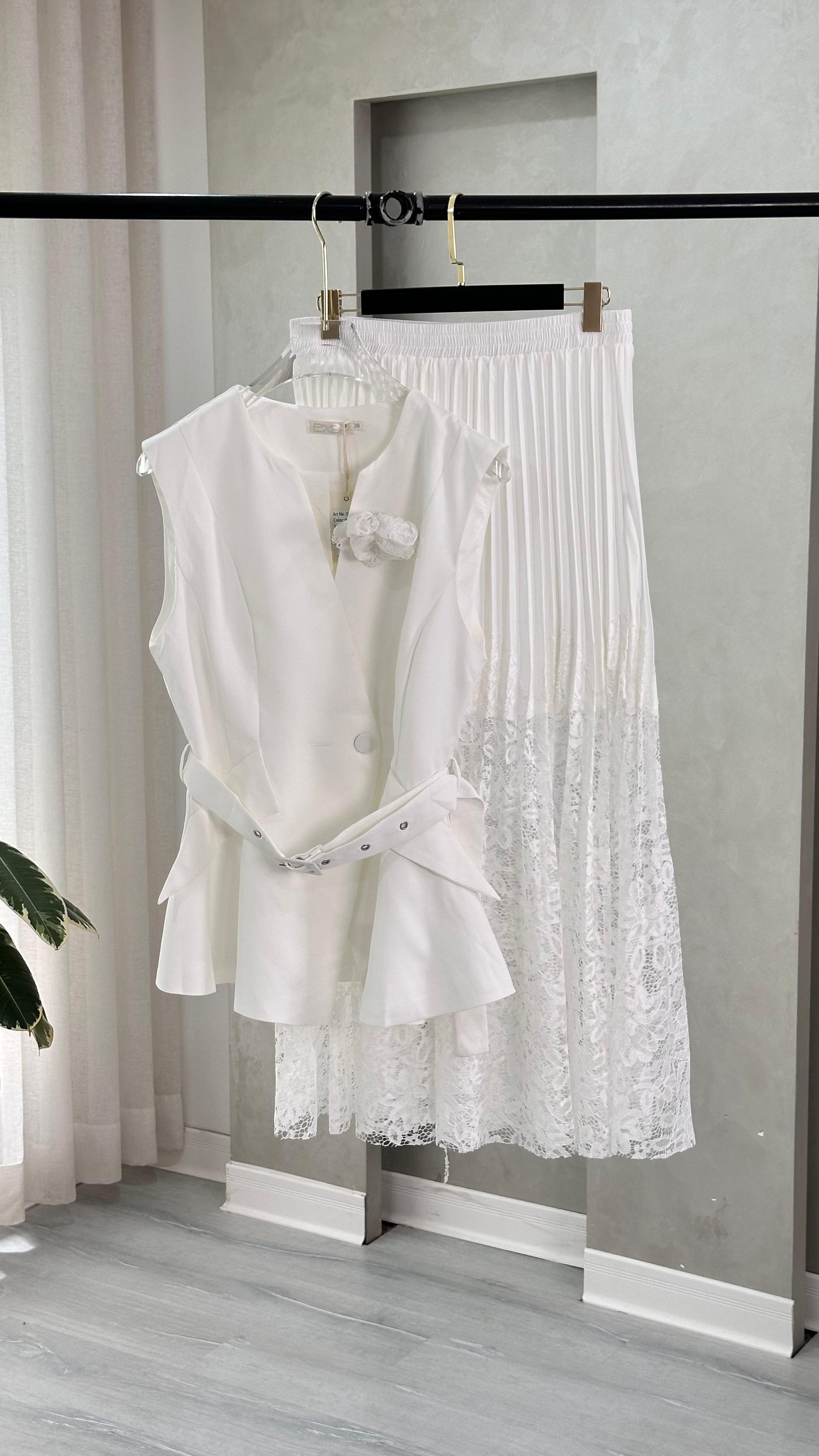 بدلة تنورة دانتيل