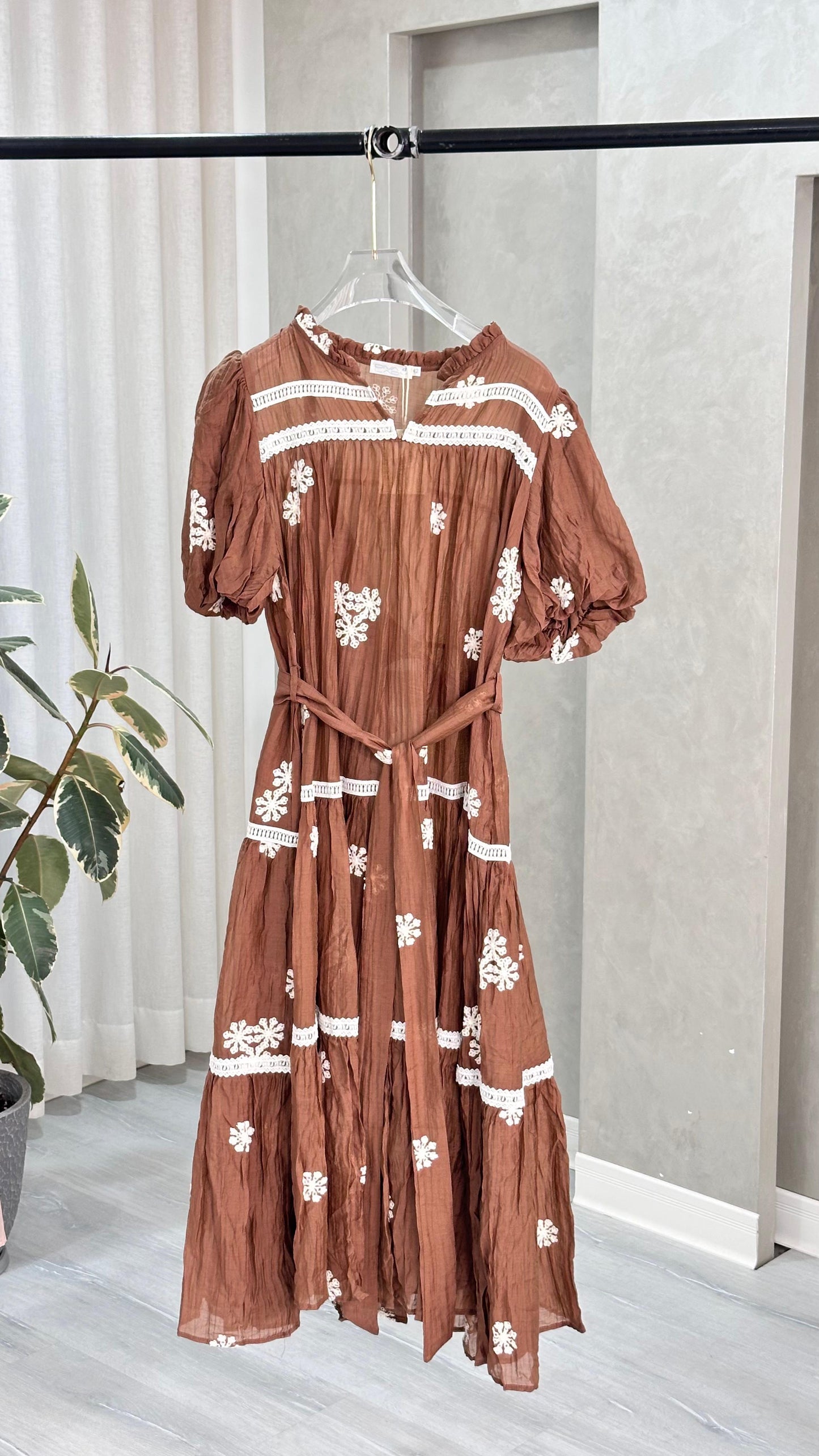 فستان نسائي مطرز