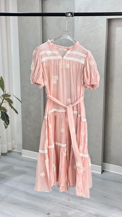 فستان نسائي مطرز