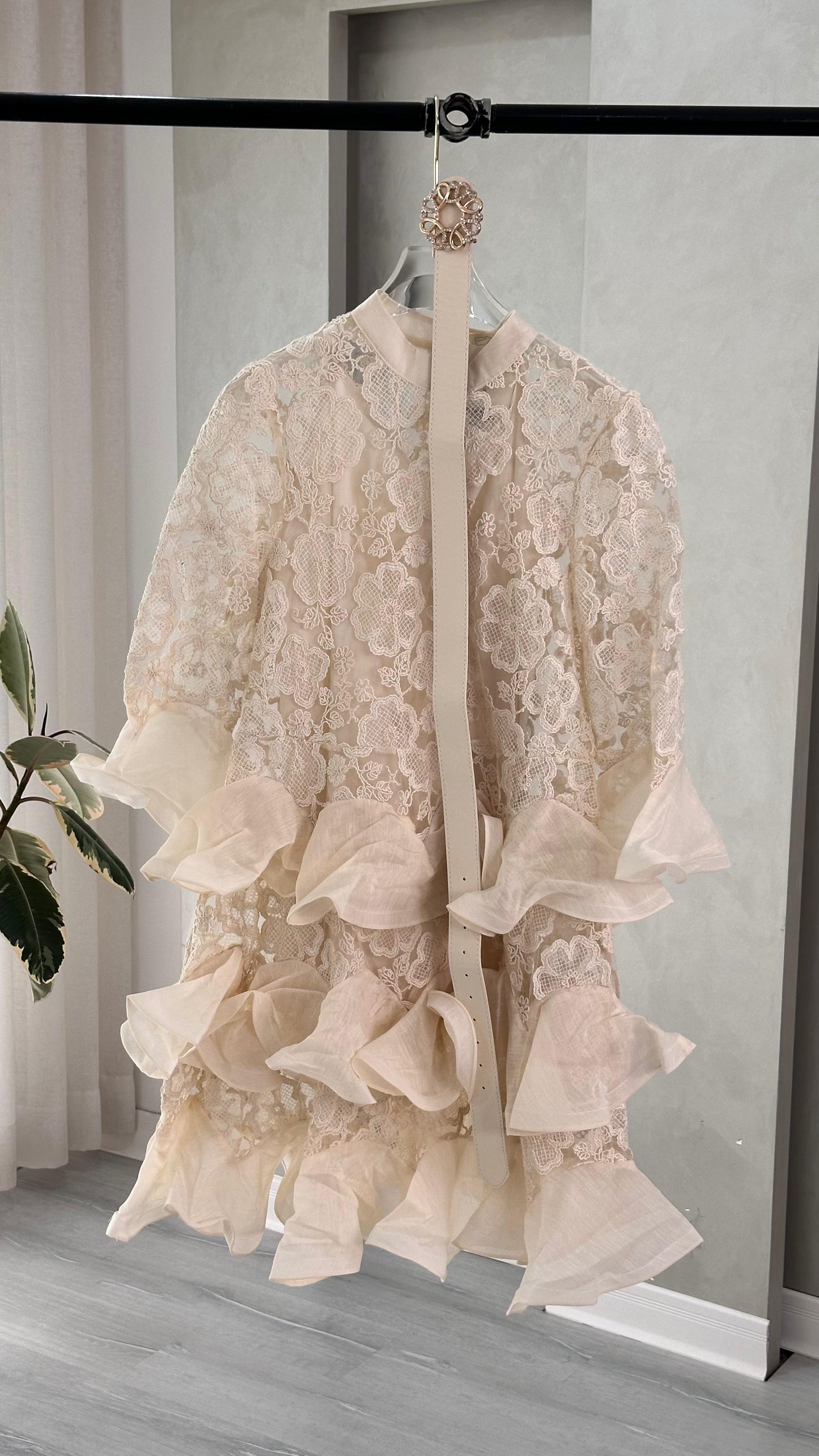 فستان قصير دانتيل