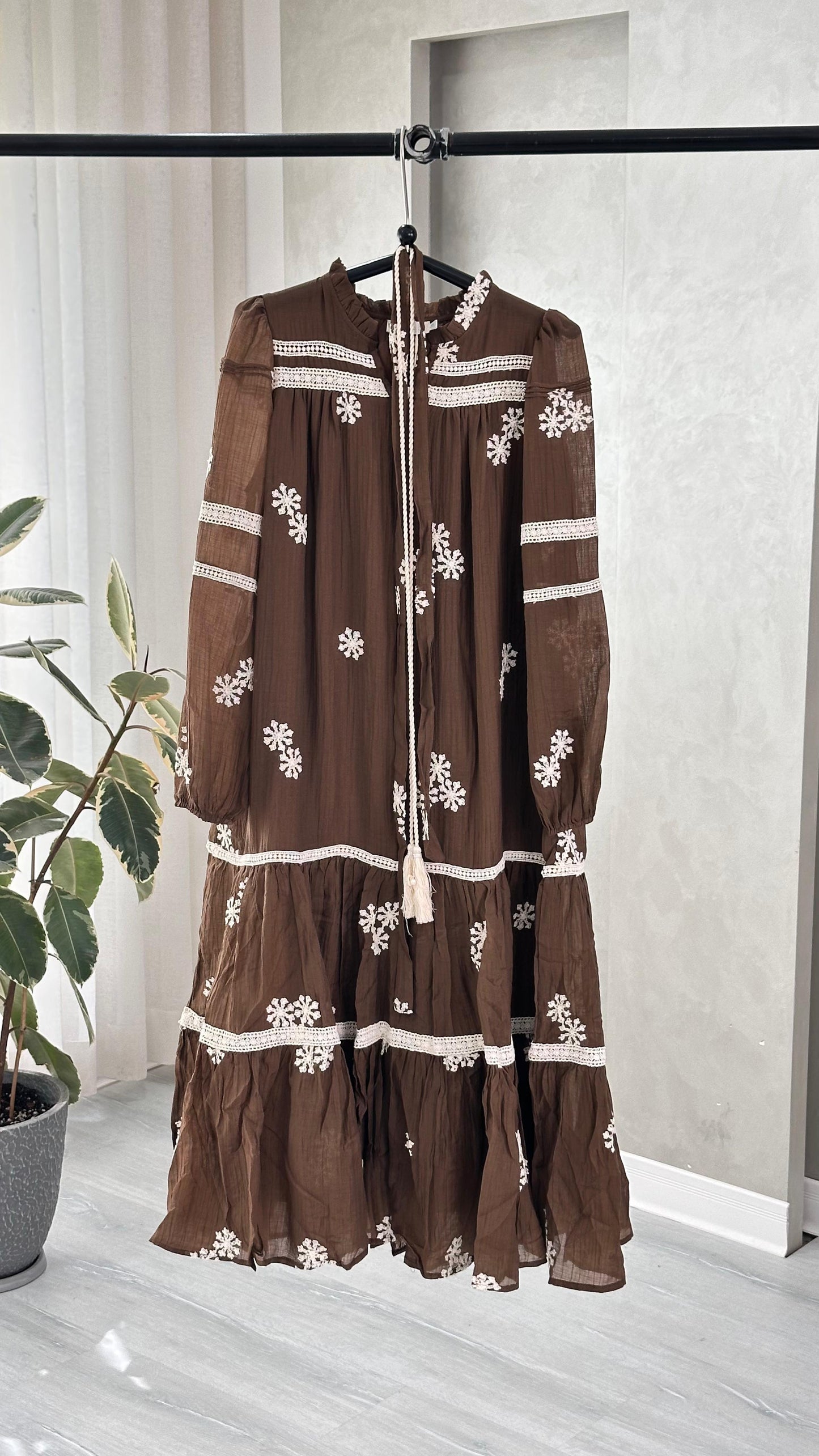 فستان نسائي مطرز