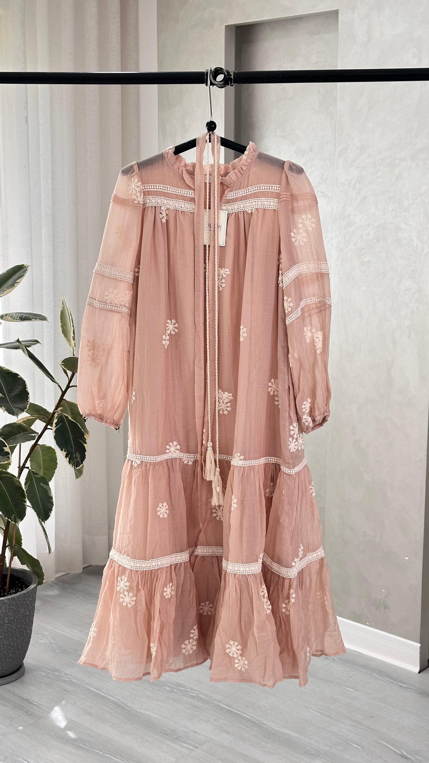 فستان نسائي مطرز