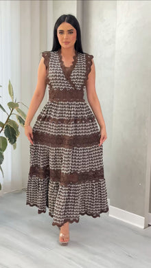 فستان نسائي مطرز