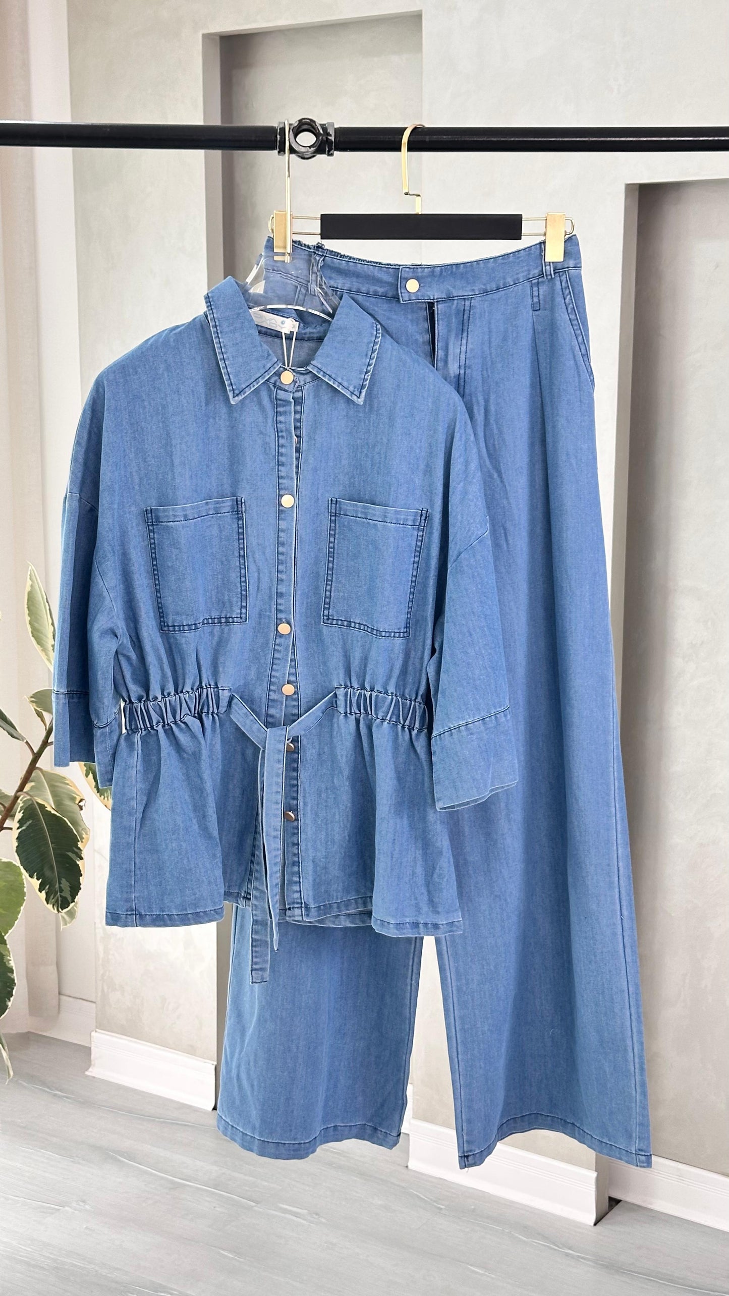 بدلة جينز مع حزام مطاط