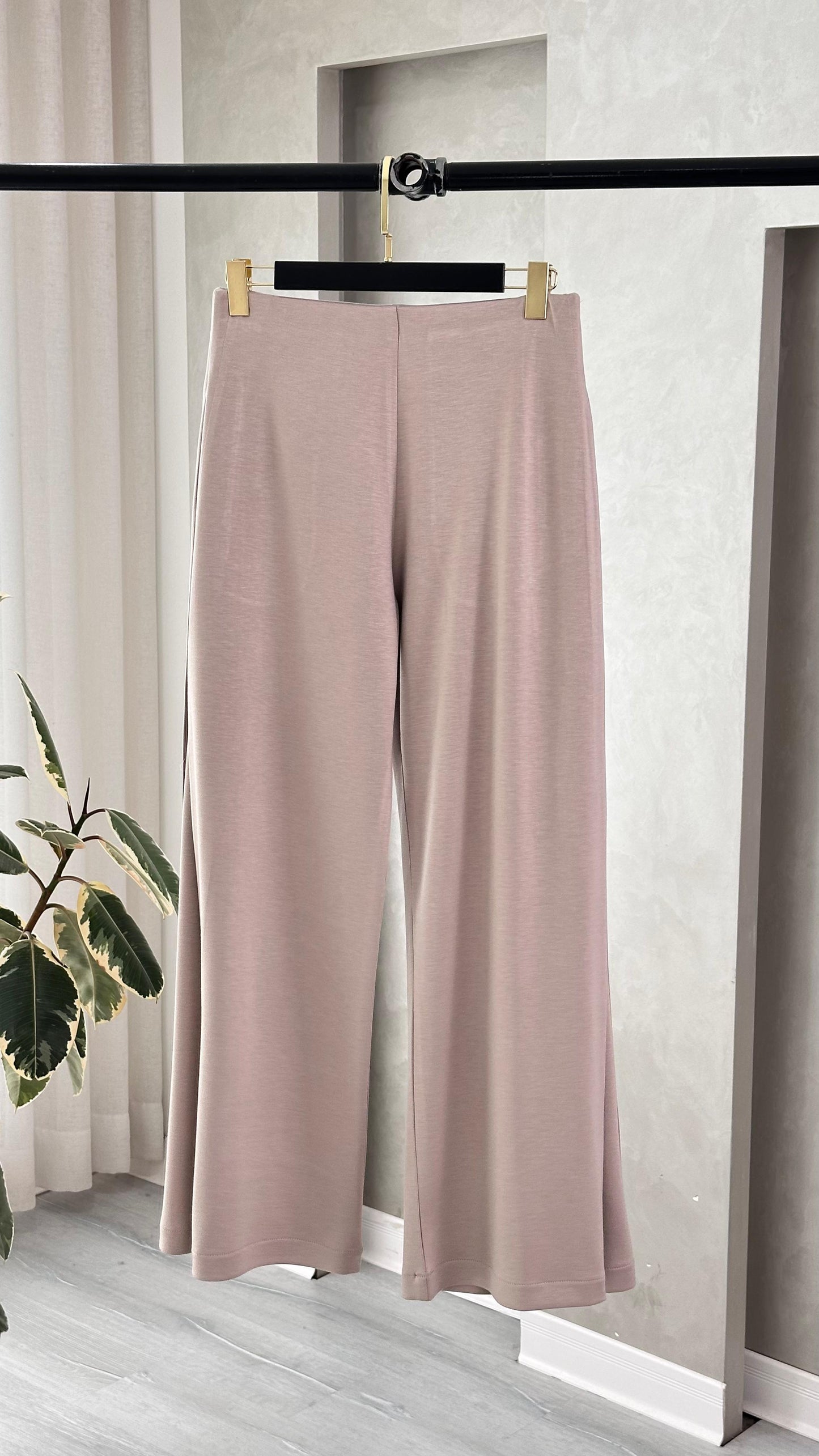 بنطلون نسائي بقصة مستقيمه