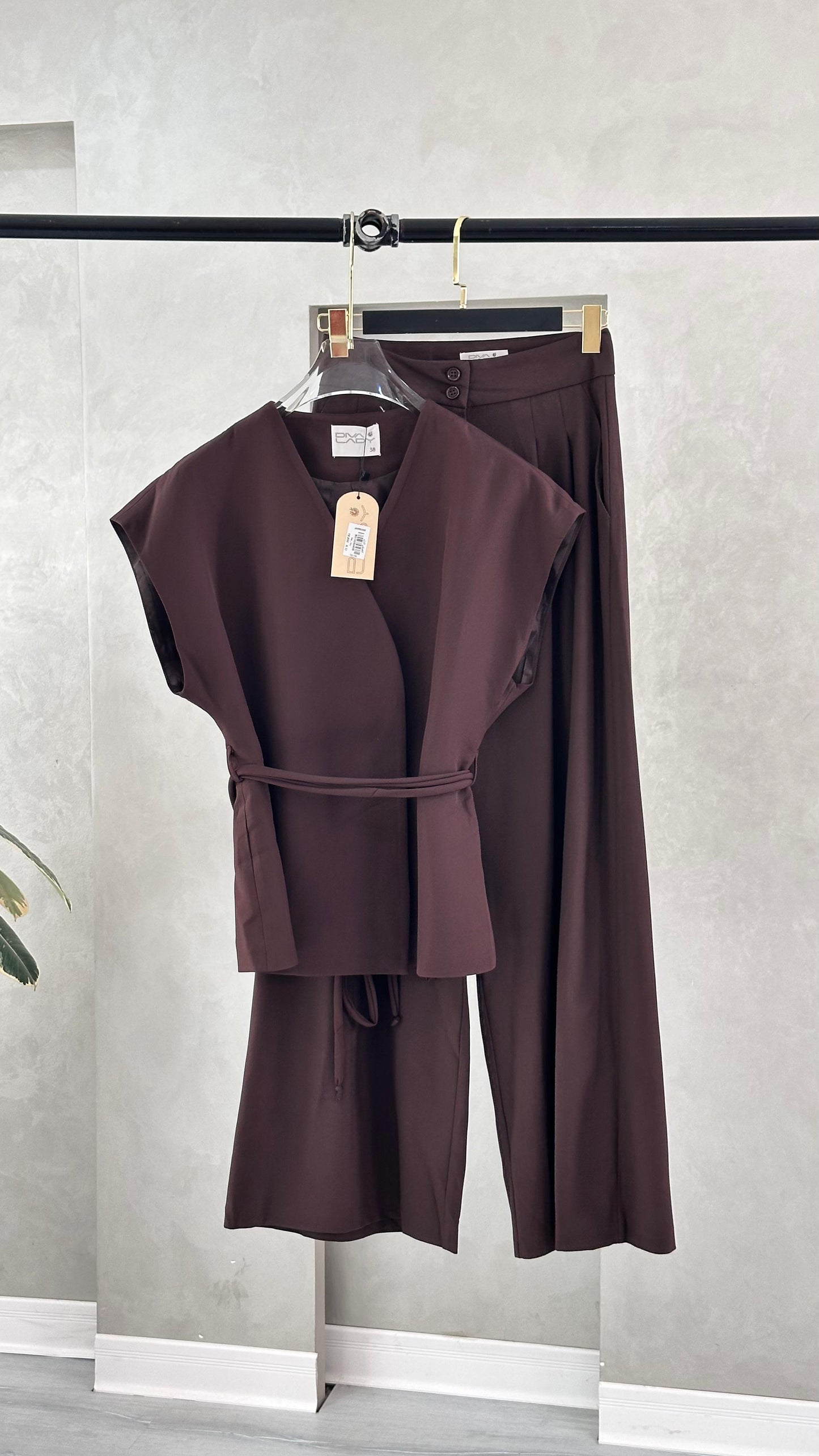 بدلة نسائي من غير اكمام